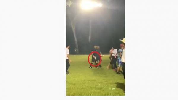 سابقة في عالم المستديرة الخضراء.. حكم يشهر بطاقة حمراء ويطلق النار نحو لاعب