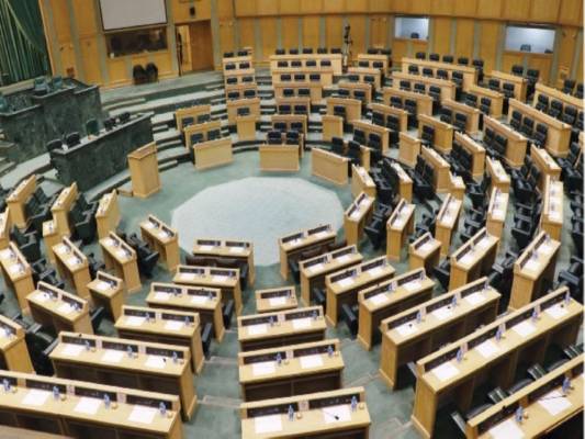 النواب يشترطون موافقة وزير الإدارة المحلية على سفر رئيس البلدية