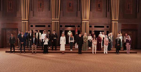 الملك يؤكد لأوائل التوجيهي ضرورة اختيار تخصصات مناسبة لسوق العمل