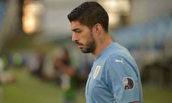 سواريز خارج حسابات أوروغواي في تصفيات كأس العالم بسبب الإصابة