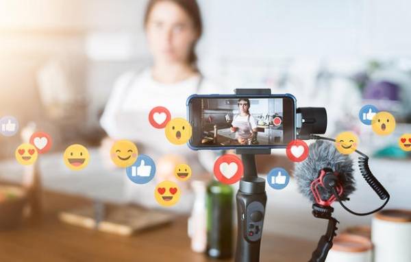 ناشطة سوشيال ميديا تلهف دينار من المواطنين .. والسبب ؟!