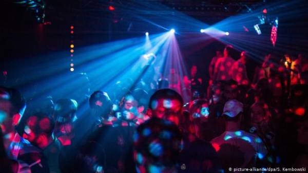 السماح بفتح النوادي الليلية والبارات والديسكو والمسارح