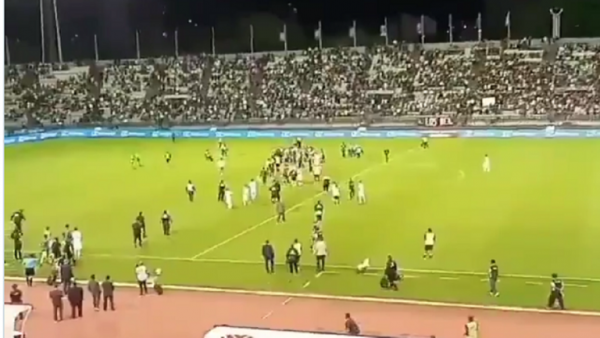 شاهد.. تصرف رائع لميسي بعد اقتحام الجماهير الملعب للقائه