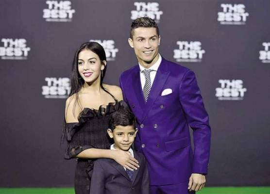 رونالدو يقص في فيلم وثائقي كيف سقط في غرام بائعة في متجر