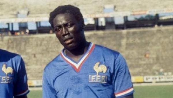 وفاة مدافع منتخب فرنسا بعد غيبوبة 40 سنة