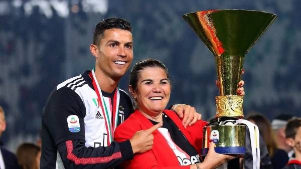 والدة كريستيانو رونالدو ممنوعة من حضور مبارياته