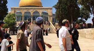 مستوطنون متطرفون يقتحمون الأقصى