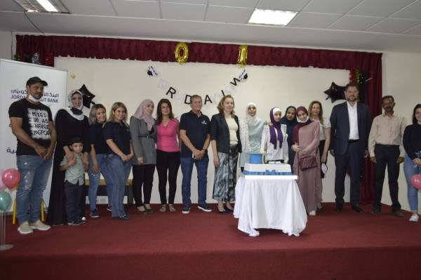 الأردني الكويتي ينشر الأمل والضياء.. و يكرم الطالبتان مايا الجدعان وفاطمة عيسى