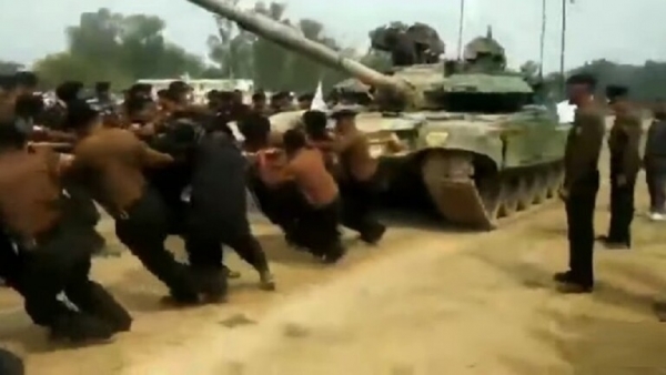 الجنود الهنود يقطرون دبابة تي  90 يدويا