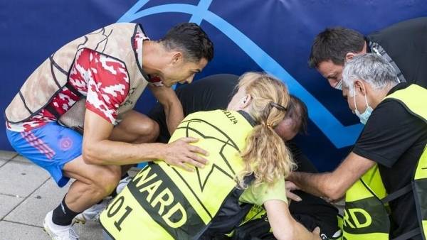 رونالدو يطيح برجل أمن أرضا  صور