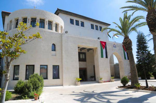 موظفون حكوميون الى التقاعد (اسماء)