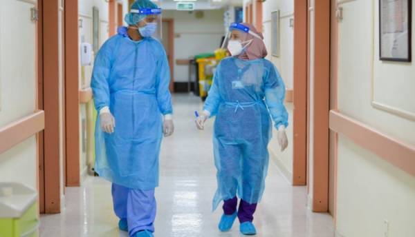 8 وفيات و913 إصابة كورونا جديدة في الأردن