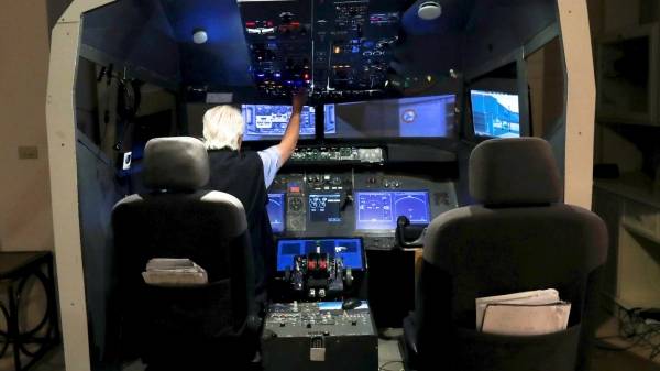 بالصور.. أردني “يتغلب على فقره” ويلف العالم دون أن يخرج من بيته