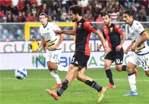 في لقطة طريفة.. مهاجم جنوى يسجل هدفًا وبيده زجاجة مياه