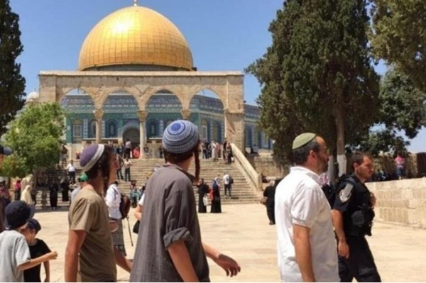 اقتحامات للاقصى وشرطة الاحتلال تمنع فلسطينيين من الصلاة فيه