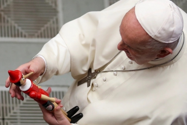 بابا الفاتيكان يشعر ب العار بعد اعتداء كهنة جنسيا على 216 ألف طفل