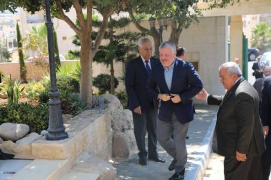 الملك يهاتف الروابدة للإطمئنان على صحته