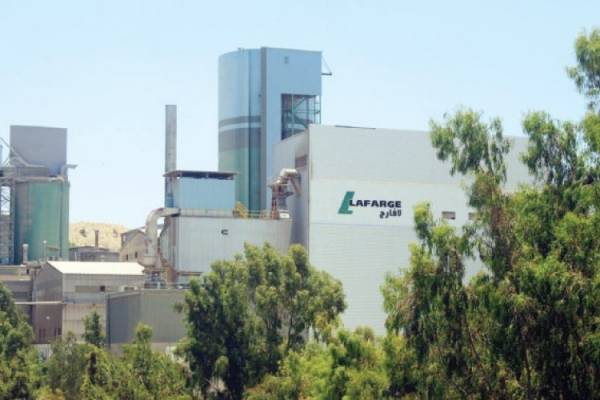 أهالي الفحيص يصعدون ضد شركة لافارج وينفذون أول اعتصام بعد البيان الاستفزازي