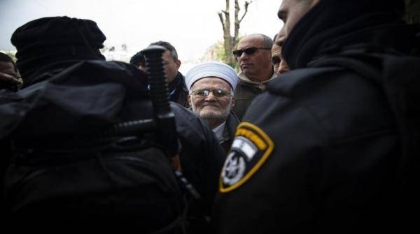 قوات الاحتلال تقتحم منزل خطيب المسجد الاقصى وتستدعيه للتحقيق