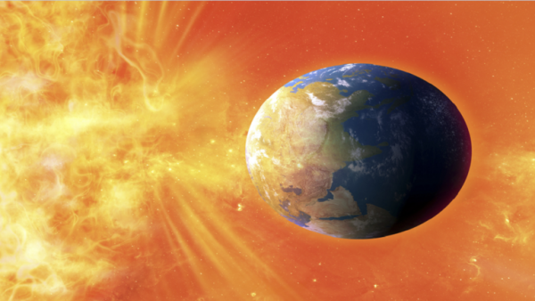 توهج شمسي يضرب الأرض مع أضواء شمالية مرئية عبر العالم!