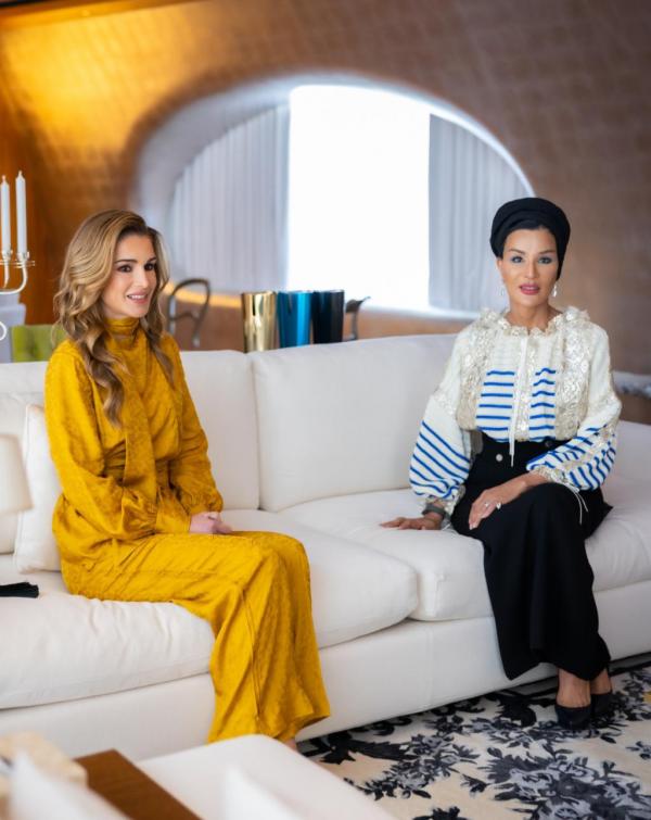 الملكة تلتقي الشيخة موزا بنت ناصر