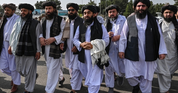 طالبان تهدد .. إما رفع العقوبات أو خلق أزمة لاجئين