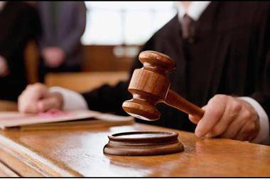 إدانة موظف ضريبي وشخص آخر بتهمة عرض وقبول رشوة