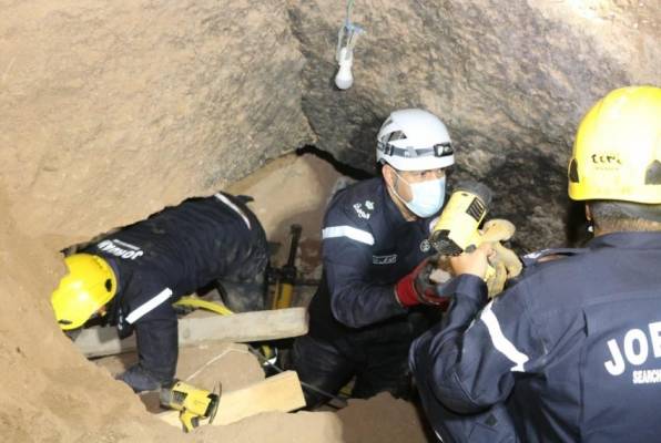 وفاة واصابة داخل مغارة في عمان (صور)