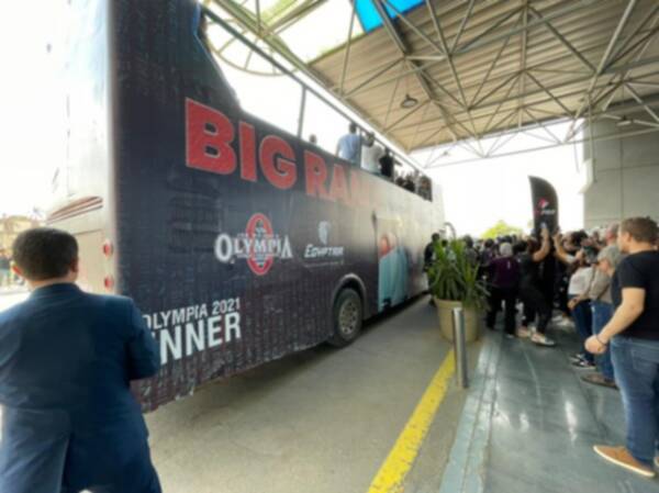 بالصور.. موكب بيج رامي يتحرك من مطار القاهرة إلى الأهرامات