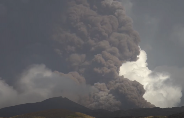 ثوران بركان جبل إتنا على جزيرة صقلية الإيطالية مجددا  فيديو