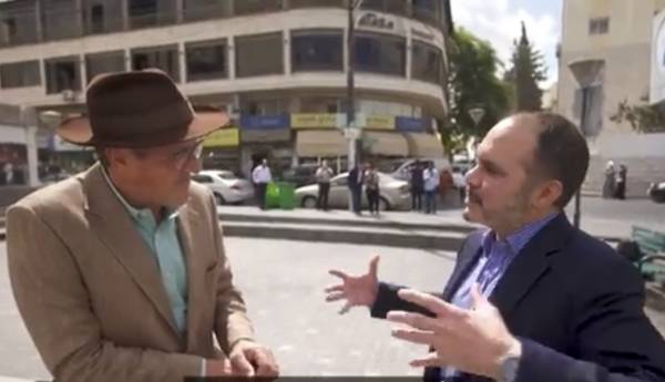الامير علي  ومذيع CNN يتناولان الفلافل في جوله بوسط عمان العاصمه شاهد الفيديو