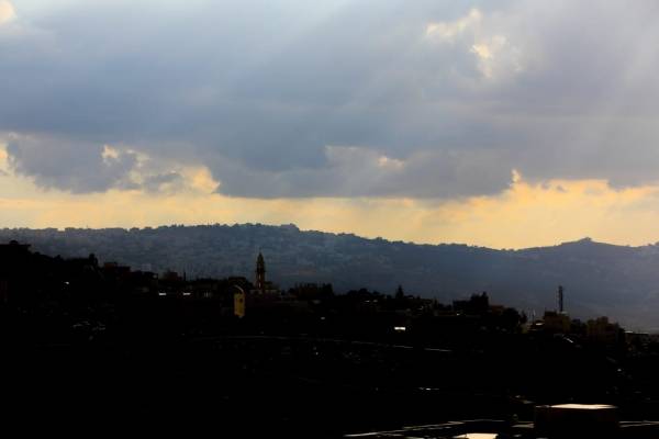 السبت.. سقوط زخات متفرقة في مناطق مختلفة