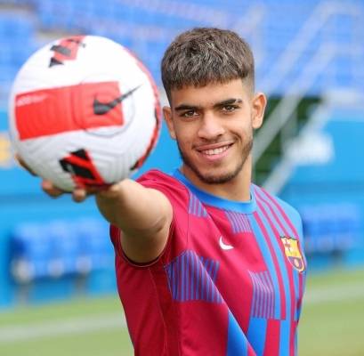 لاعب مغربي يزين قائمة برشلونة أمام ألافيس