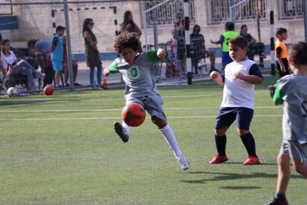 دي لا سال تصنع الفرح العائلي في المستطيل الأخضر بروح التنافس والمرح