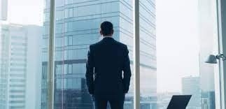 رجل أعمال يتمدد بالحديد فوق فندق معروف بالشميساني ..