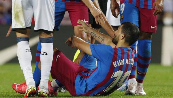 برشلونة يعلن غياب أغويرو 3 أشهر