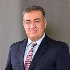 عاصم منصور يوضح لأهالي المرضى أسباب رفض استقبال ذويهم في الحسين للسرطان