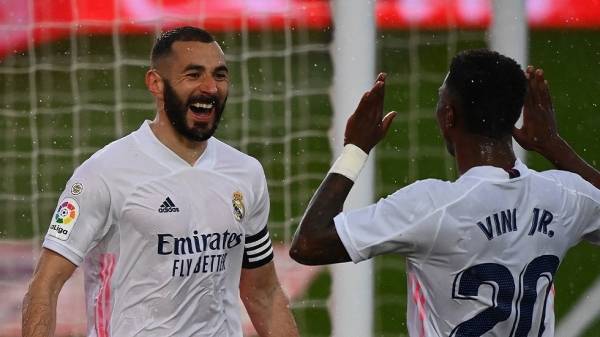 فينيسيوس: أود مساعدة بنزيما ليفوز بالكرة الذهبية