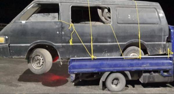 ضبط مركبة شحن تحمل حافلة صغيرة