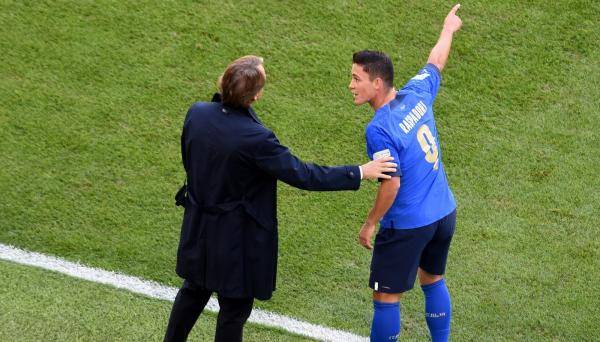 مانشيني يطالب لاعبي إيطاليا بالثبات