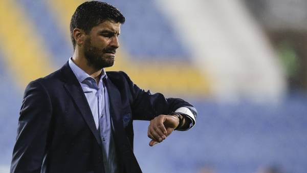 النصر السعودي يطيح بمدربه بعد شهر من تعيينه !