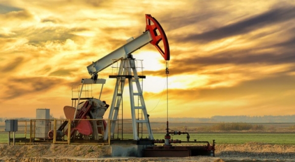 النفط يتراجع مع ارتفاع الدولار في أسبوع متقلب