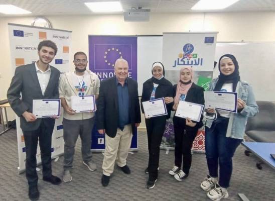 طالب هندسة وزميلتيه يحصلون على المركز الاول للإبداع في استنبات الشعير