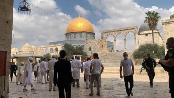 عشرات المستوطنين المتطرفين يقتحمون باحات الأقصى