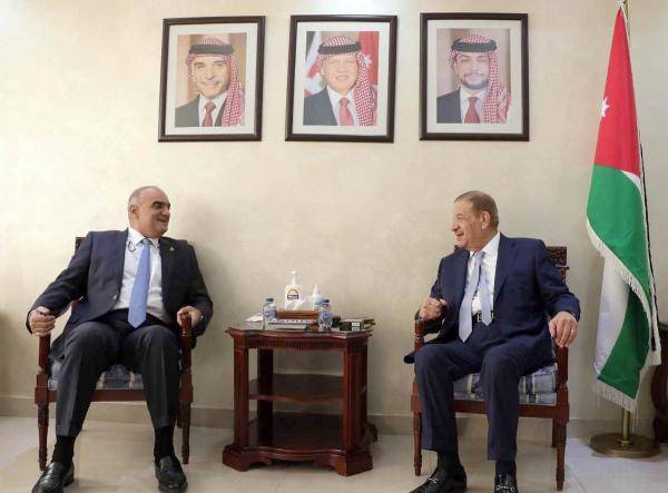 الخصاونة: تشكيل لجنة لتحديث وإصلاح المنظومة الإدارية خلال أيام