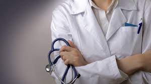 أطباء: القرار في القطاع الصحي يكال بمكيالين