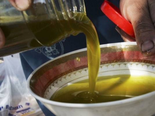 السماح للعائلات القادمة من فلسطين بادخال زيت الزيتون