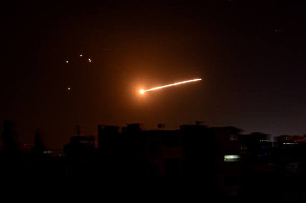 مركز المصالحة الروسي: الدفاعات السورية أسقطت 10 صواريخ إسرائيلية من 12