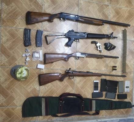 مكافحة المخدرات تضبط مطلوبا بحوزته 6 أسلحة نارية
