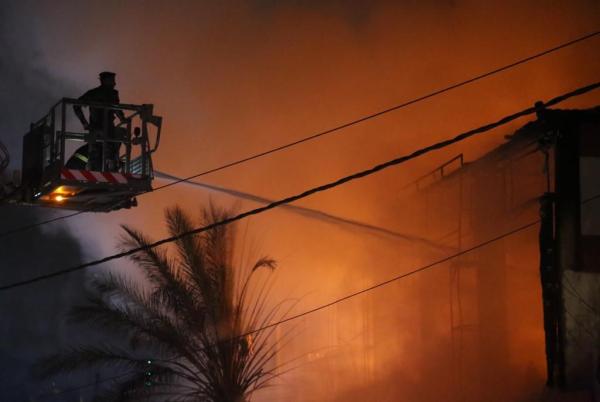 وفاة بحريق معرض سجاد من 3 طوابق في الزرقاء
